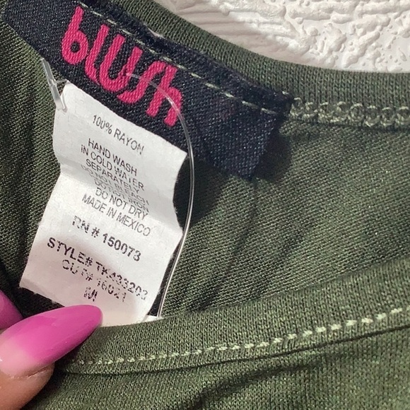 Blush NEW - Sz M - olive green cold shoulder - half open sleeve top - SLAYERS 87 - Picture 5 of 6